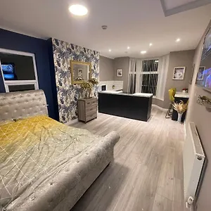 Selection Of Stylish Within Walking Distance Of City Centre Apartment