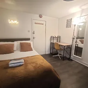 Cosy & Convenient 1 Bed Studio In The Inner-city Apartment