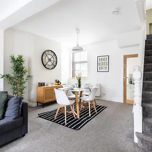 Levi By Koya Homes - 3-bedroom Home, Downtown Cardiff, Free Parking Holiday home